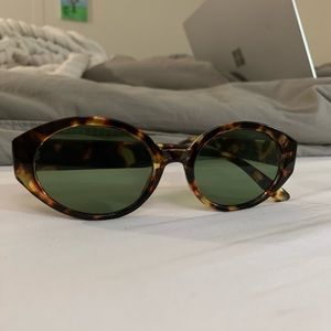 VINTAGE TORTOISE SHELL GLASSES